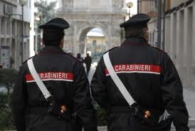 Oppone resistenza ai Carabinieri e danneggia gli arredi della caserma: resistenza a pubblico ufficiale e danneggiamento aggravato..