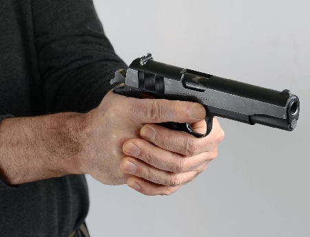 Un soggetto detiene due pistole illegalmente. Risponde di rea...