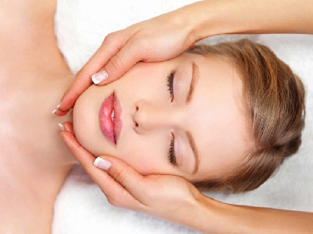 Una donna non avverte la propria estetista di essere soggetta a dermatite allergica e subisce le conseguenze dell'allergia per l’azione di una crema idratante, di cui erano state ignorate le potenzialità invasive degli eccipienti utilizzati. L'estetista è responsabile penalmente di lesioni?