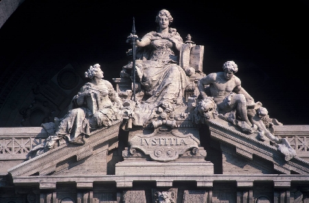 Le sezioni unite civili risolvono un contrasto: chi contesta la genuinità del testamento olografo svolge una domanda di accertamento negativo.