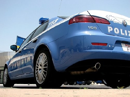 Ispettore capo di polizia accusato di aver agevolato lo svolgimento dell’attività di prostituzione di una donna, esercitata, effettuando interventi, non previsti dal servizio, sul luogo del meretricio, in modo tale da eliminare la concorrenza di altre donne.