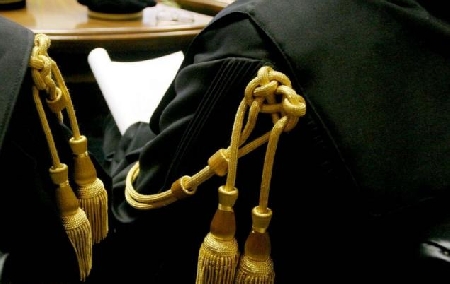 Legittimo impedimento da impegno concomitante: la Cassazione ritiene che, solo se in luoghi molto distanti e nello stesso giorno vi è un medesimo incombente, potrà, sussistendo altresì il requisito di non poter nominare un sostituto processuale e fermo restando la tempestività dell’istanza, avanzarsi un legittimo impedimento.